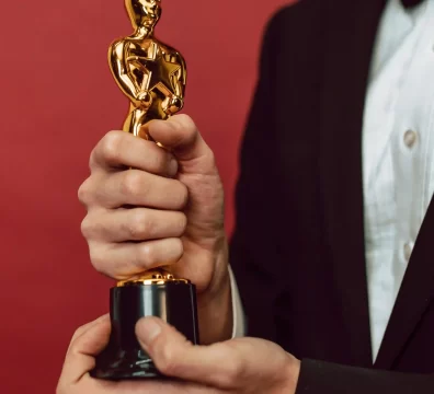 hand holding an award